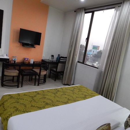 Hotel The Marque Mathura Luaran gambar