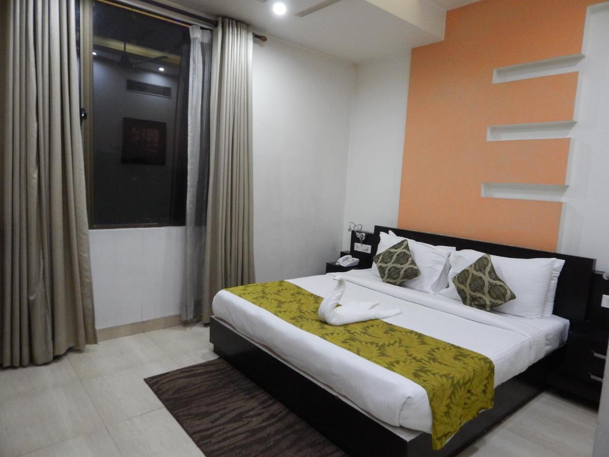Hotel The Marque Mathura Luaran gambar