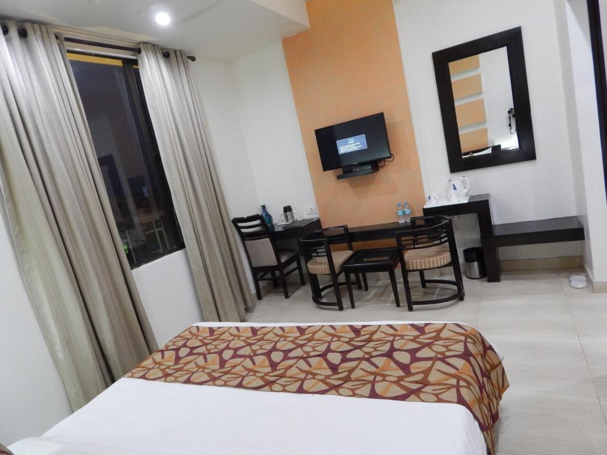 Hotel The Marque Mathura Luaran gambar