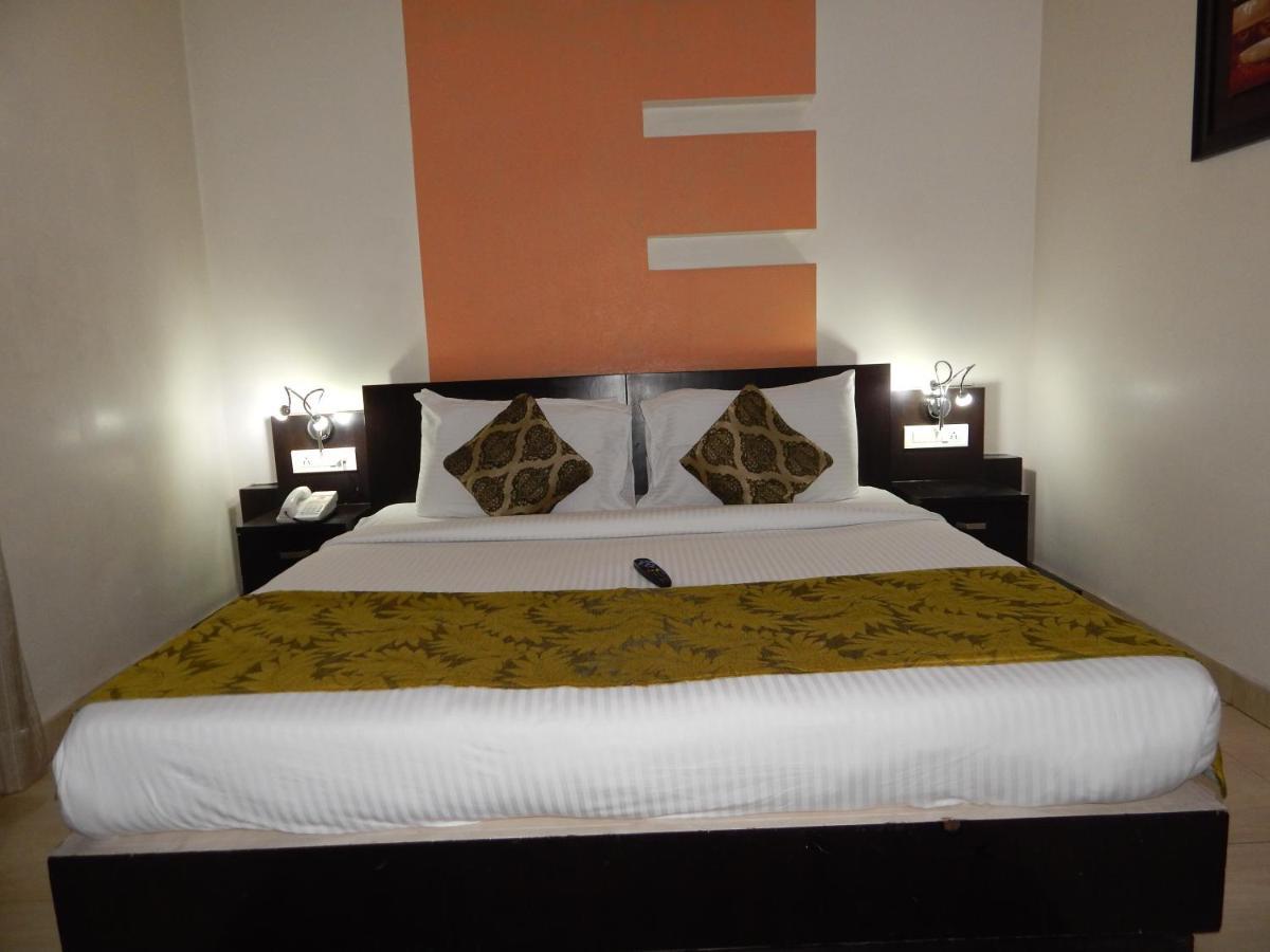 Hotel The Marque Mathura Luaran gambar