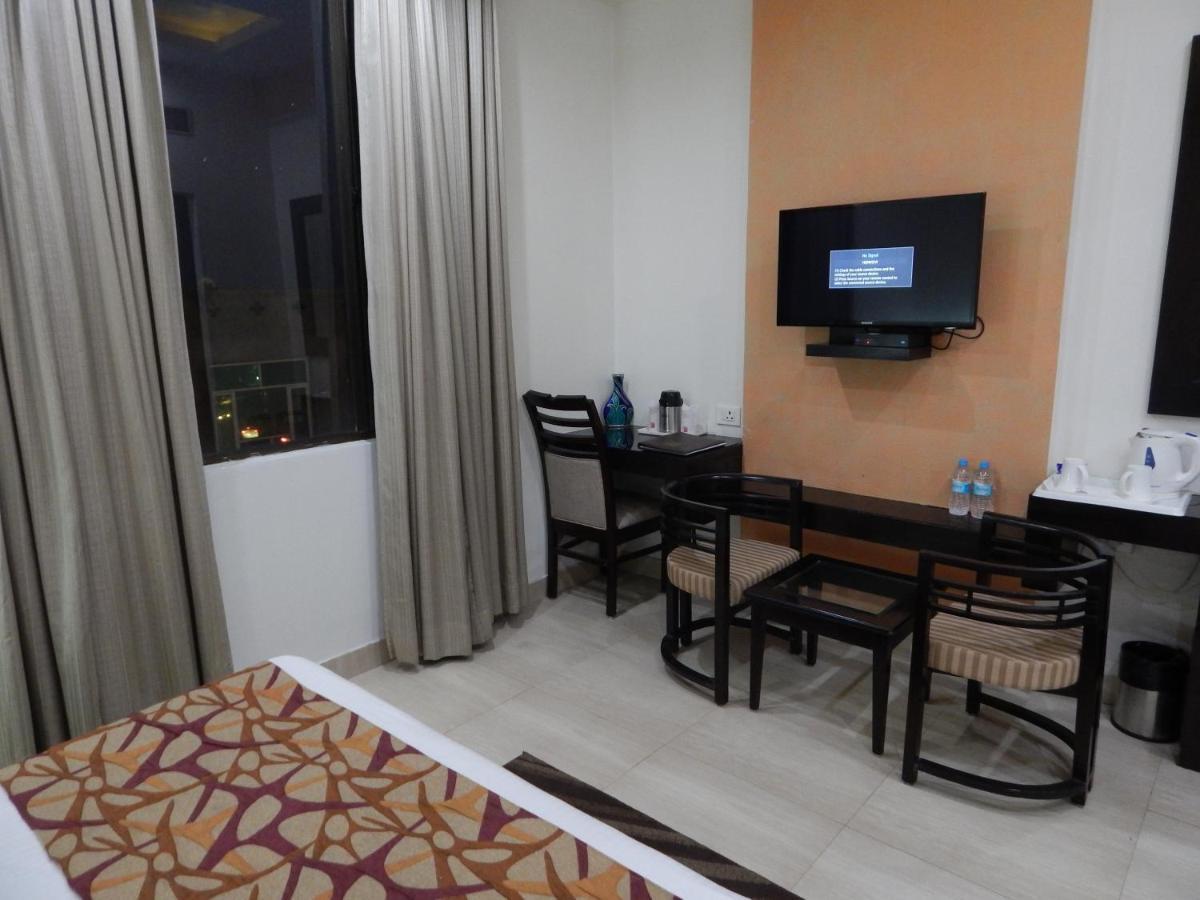 Hotel The Marque Mathura Luaran gambar