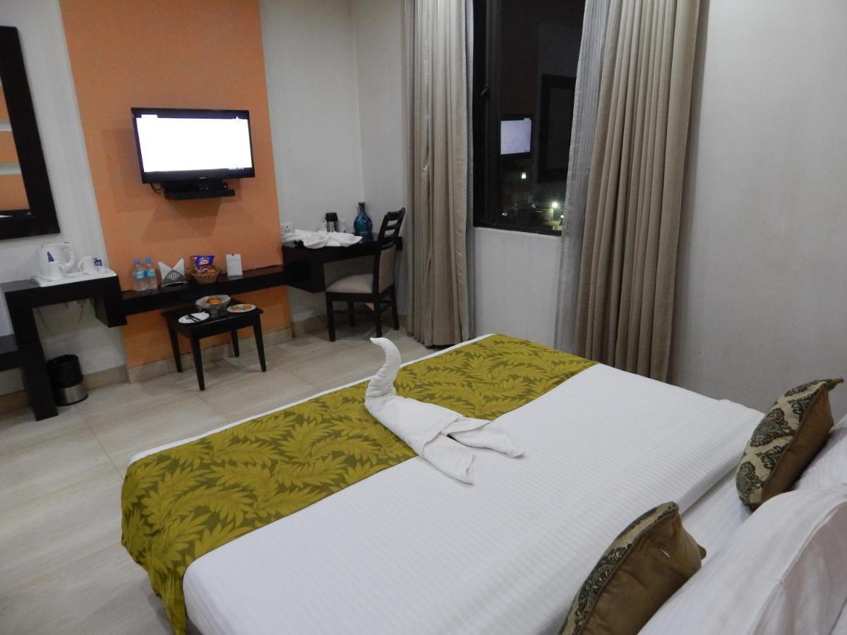 Hotel The Marque Mathura Luaran gambar