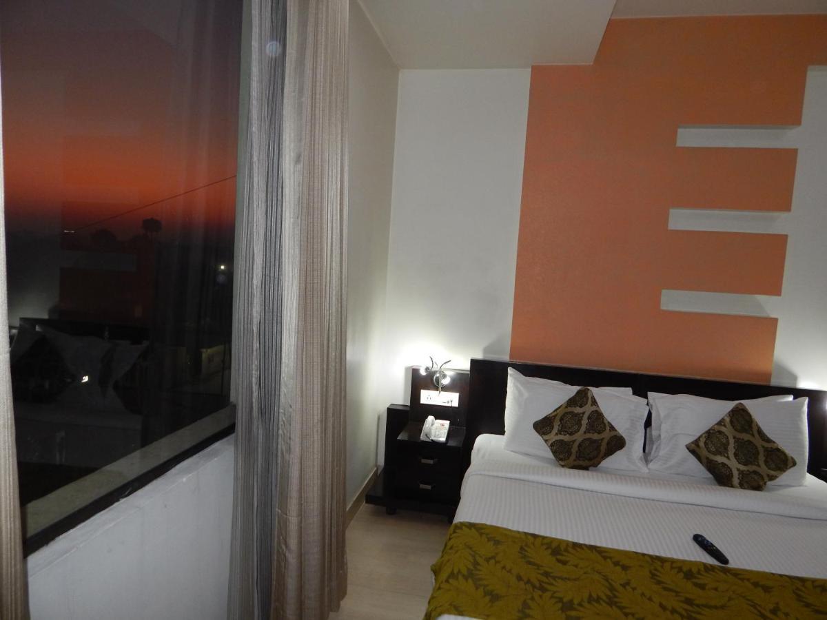 Hotel The Marque Mathura Luaran gambar