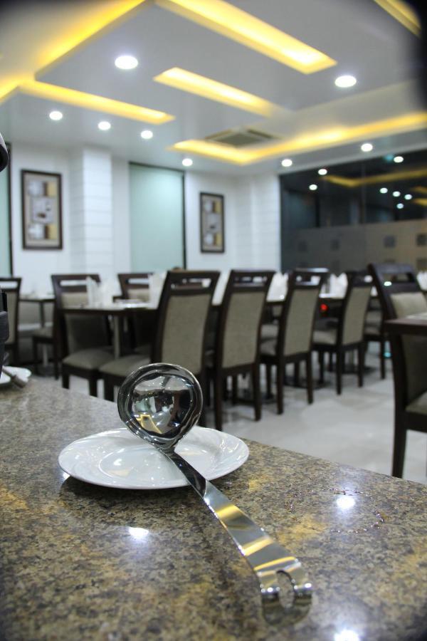 Hotel The Marque Mathura Luaran gambar
