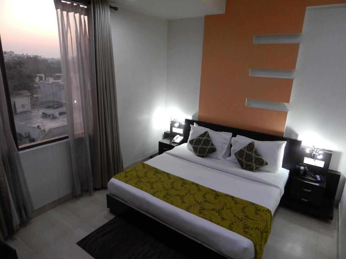 Hotel The Marque Mathura Luaran gambar